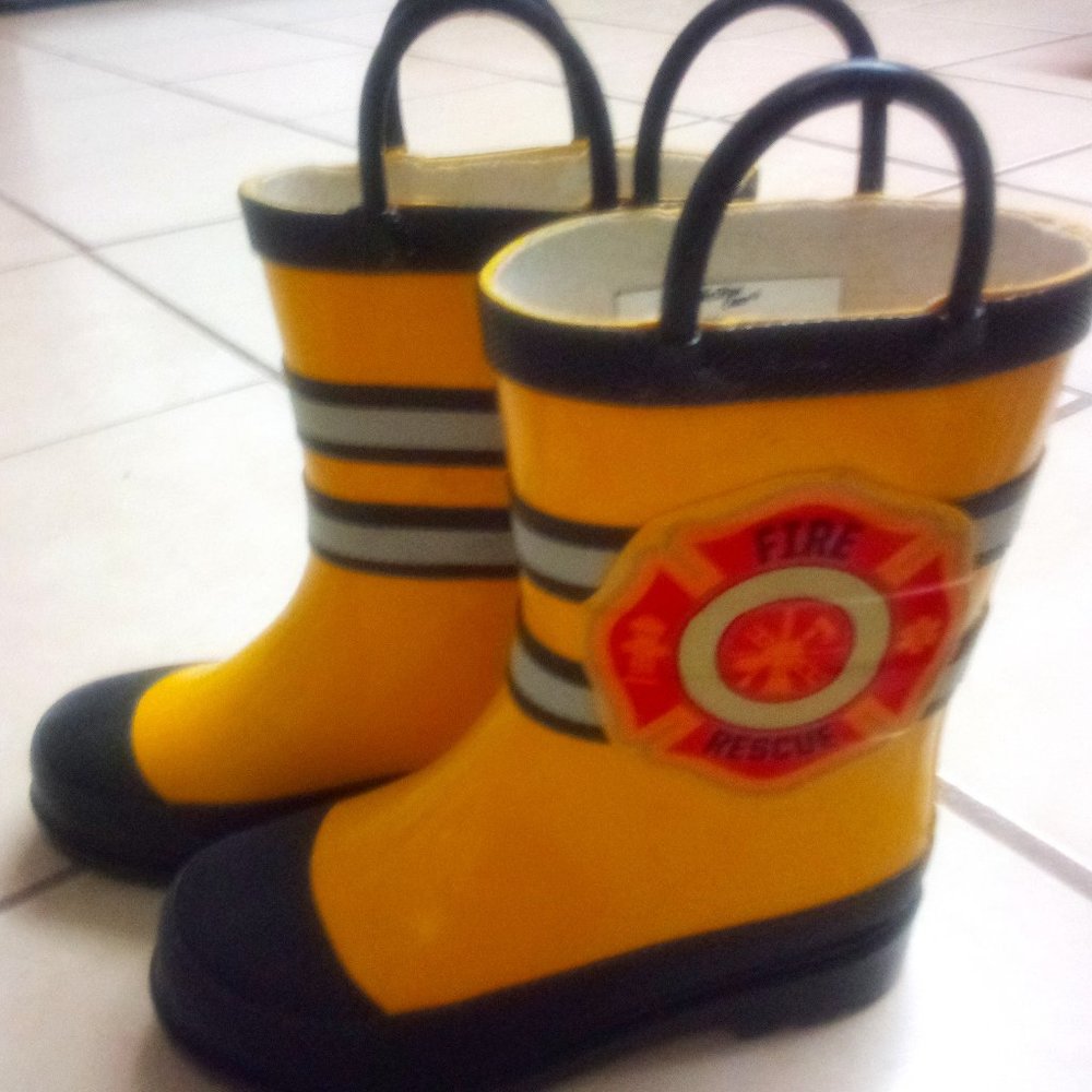 WESTERN CHIEF KIDS FIREMAN BOOTS AND RAIN COAT  9/10 (BOOT SIZE)
